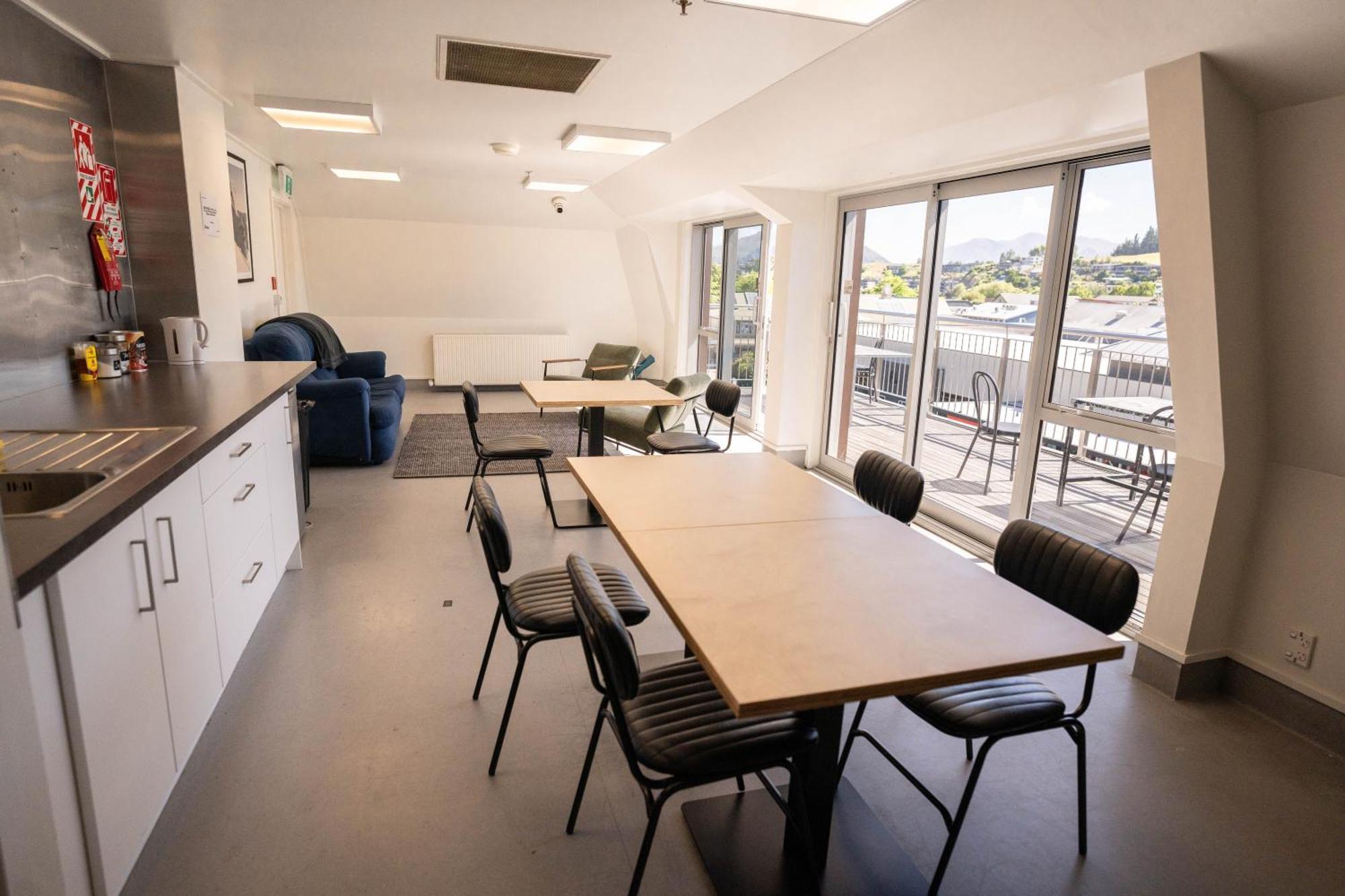 The Brownston Hostel Wanaka Bagian luar foto