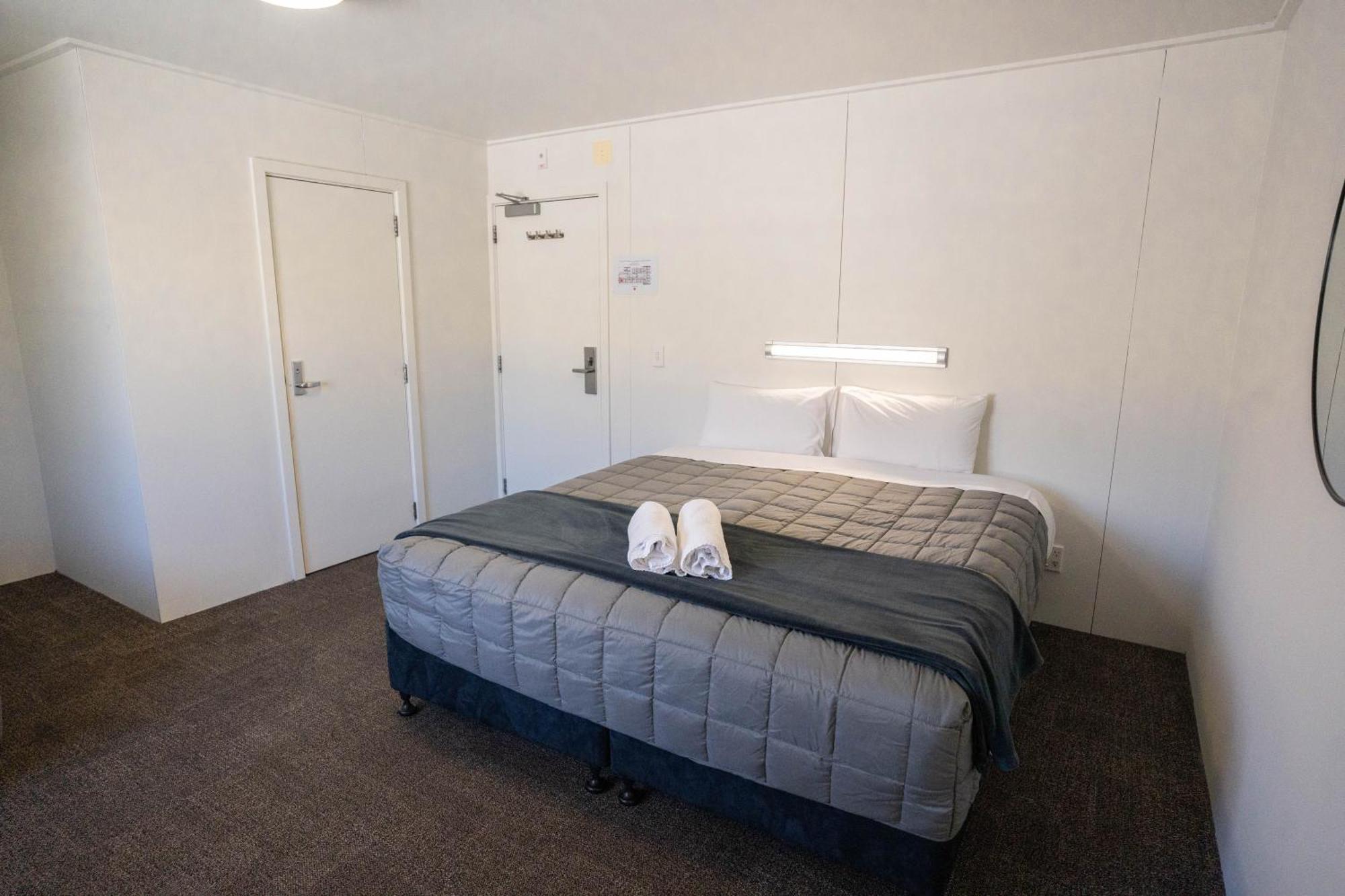 The Brownston Hostel Wanaka Bagian luar foto